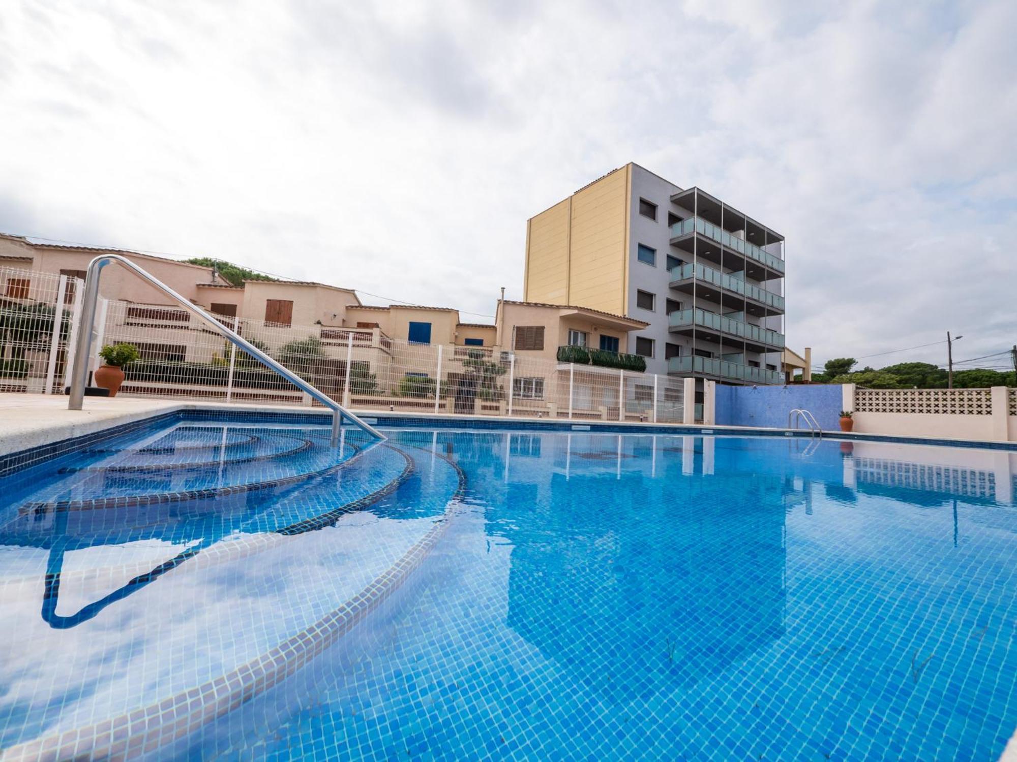 Apartment With Community Pool For 4 People - Riells Area *